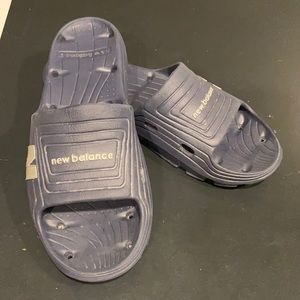 XL New Balance shower shoes / flip flops